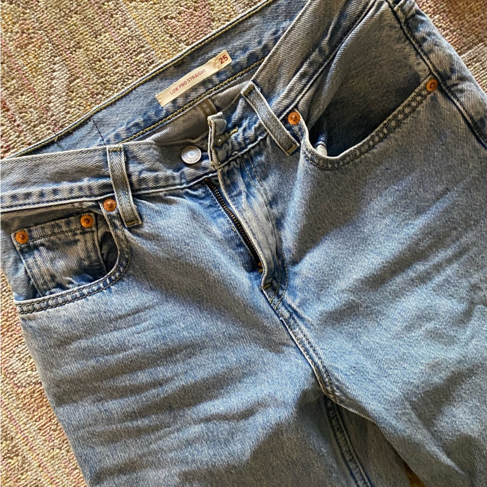 Sold out online LEVIS low pro jeans size 25 gently worn